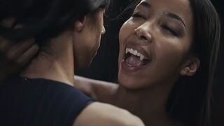 Ebony Vampire Mistress Lia Lin elcsábít egy kolumbiai méretes didkós tini lányt a Vampired kemény domina játékában