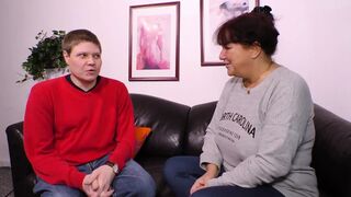 Vörös hajú milf hatalmas mellekkel cumizza a farkat és hagyja hogy durván megdugják